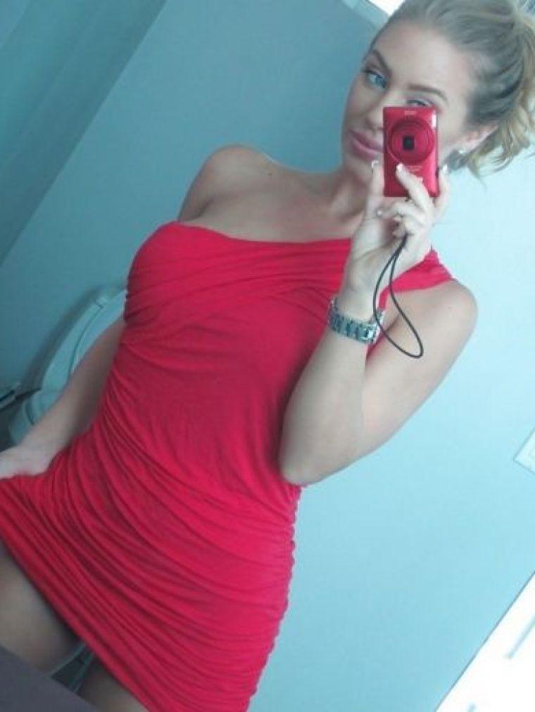 Iris, photos from the adult website SexoToronto.com